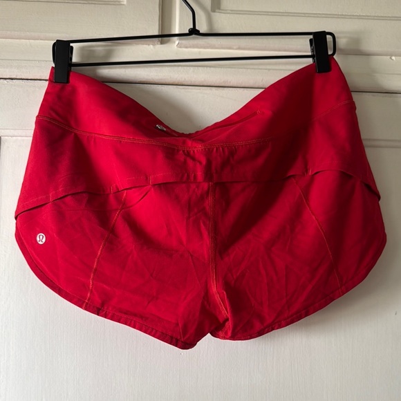 lululemon low rise 2.5" speed ups in dark red - Picture 4 of 6